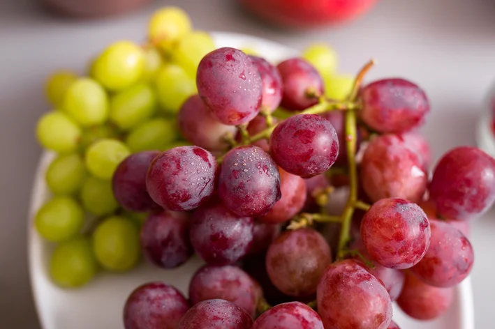 frutas uvas de inverno sobre a mesa