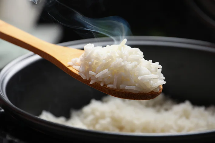 colher de pau com arroz