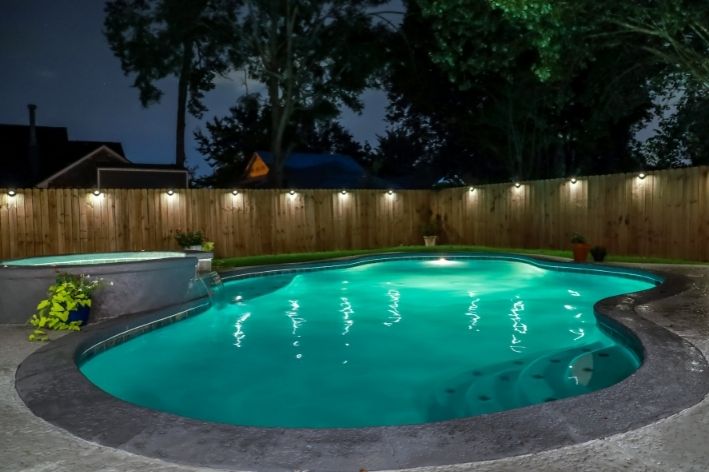 tipos de iluminação para piscina no quintal