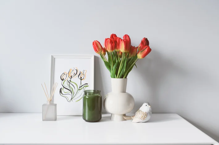 vaso com tulipas vermelhas