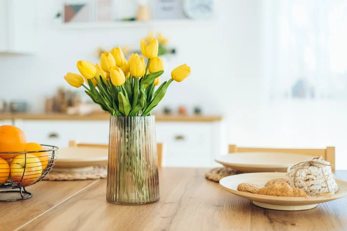 vaso com tulipa amarela na mesa da cozinha