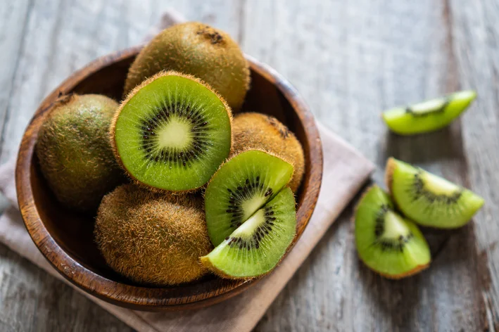 cesta com frutas de kiwi