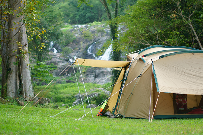 Barraca para camping na grama