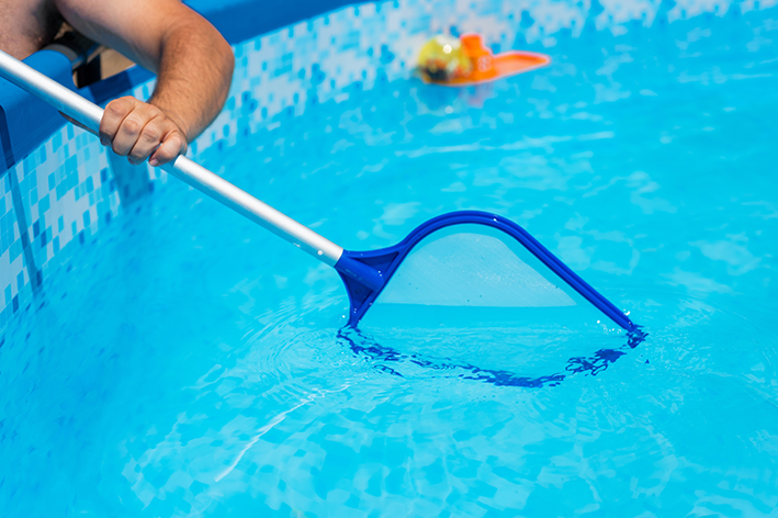 A importância da peneira, da limpeza do revestimento e da aspiração do fundo da piscina