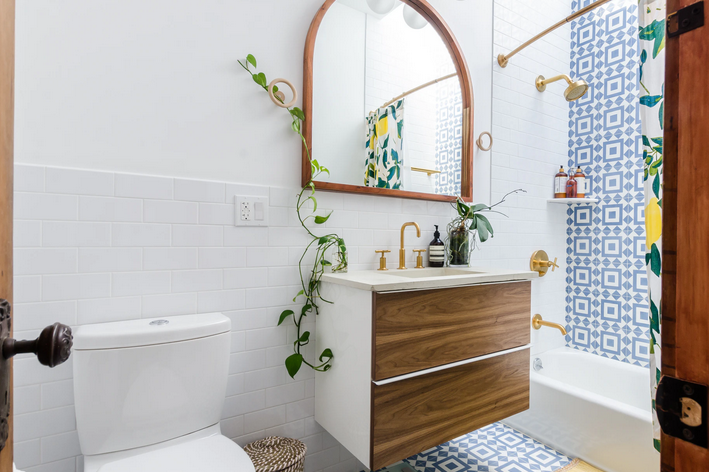 Banheiros pequenos e bonitos decorados com plantas e papel de parede azul