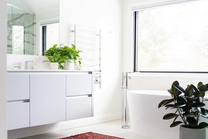 Decoração de banheiros pequenos e bonitos com espelho amplo e cores brancas