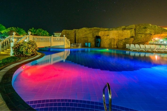 tipos de iluminação para piscina coloridas led