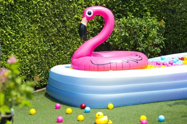 piscina infantil com boia de flamingo
