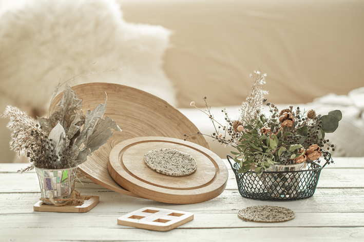 mesa decorada com madeiras e flor